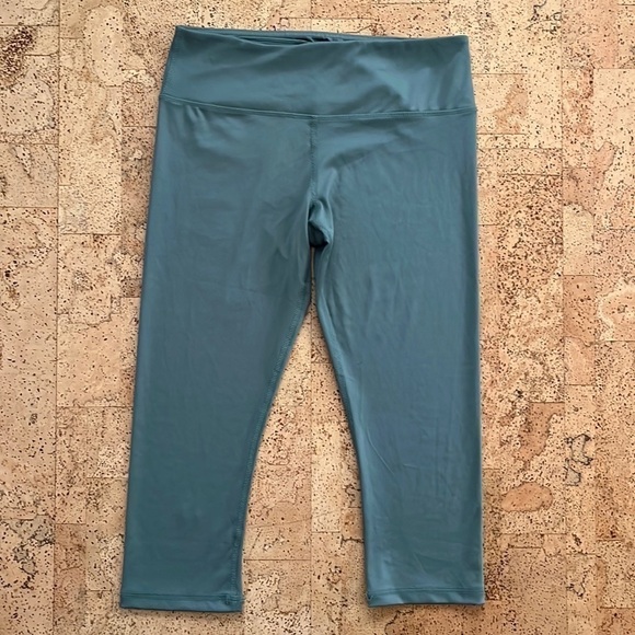 GLYDER Green Cropped Leggings: Moss - Picture 2 of 8